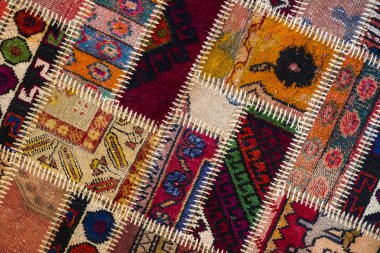 Kalın konu dikmek için bir parça eski halı doku 