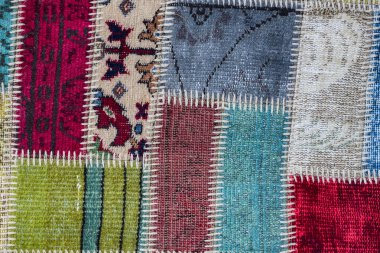 Kalın konu dikmek için bir parça eski halı doku 