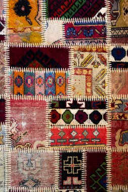 Kalın konu dikmek için bir parça eski halı doku 