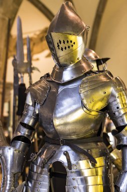 MÜZİK, Almanya - 27 Kasım 2018: Münih 'teki Bavyera Ulusal Müzesi' nde sunulan ortaçağ zırhı ve şövalyeleri sergisi. 