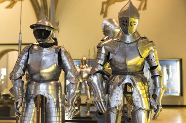 MÜZİK, Almanya - 27 Kasım 2018: Münih 'teki Bavyera Ulusal Müzesi' nde sunulan ortaçağ zırhı ve şövalyeleri sergisi. 