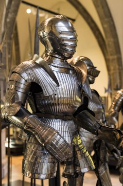 MÜZİK, Almanya - 27 Kasım 2018: Münih 'teki Bavyera Ulusal Müzesi' nde sunulan ortaçağ zırhı ve şövalyeleri sergisi. 