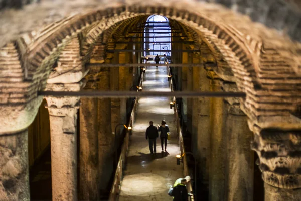 地下のシスターン大聖堂沈没エレバタン サライは 古代コンスタンティノープルの現在のスタンブルで最大です — ストック写真