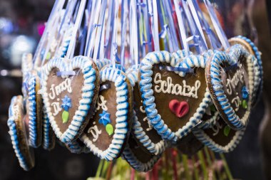 Noel pazarında Münih geleneksel zencefilli çörek.