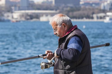 Istanbul, Türkiye - 3 Nisan, 2017: balıkçılar Istanbul Türkiye'de Boğaz'ın kıyısında Balık tutma 