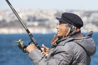 Istanbul, Türkiye - 3 Nisan, 2017: balıkçılar Istanbul Türkiye'de Boğaz'ın kıyısında Balık tutma 