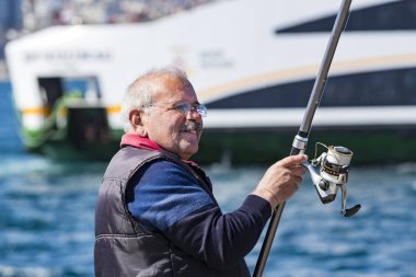 Istanbul, Türkiye - 3 Nisan, 2017: balıkçılar Istanbul Türkiye'de Boğaz'ın kıyısında Balık tutma 