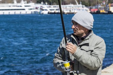Istanbul, Türkiye - 3 Nisan, 2017: balıkçılar Istanbul Türkiye'de Boğaz'ın kıyısında Balık tutma 