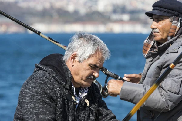 Istanbul Turquie Avril 2017 Des Pêcheurs Pêchent Sur Les Rives — Photo