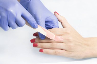 Bir güzellik salonunda kadın vücut parçalarının yakın çekim depilasyon süreci.