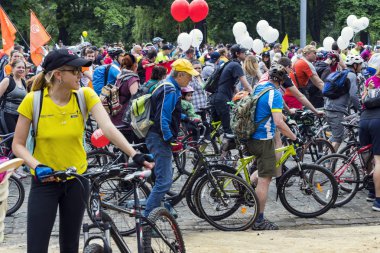 Kharkiv, Ukrayna - 20 Mayıs, 2018: yıllık bahar şehir Bisiklete binme tatil ve şehrin sokaklarında bisiklet. 