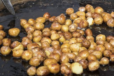 Büyük dökme demir tavada fırında patates.