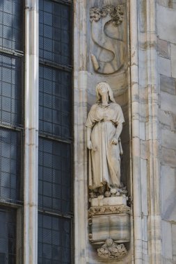 6 HAZİRAN 2018, MİLAN, İTALYA: Milano Katedrali 'ni süsleyen azizlerin ve şehitlerin heykelleri (Duomo di Milano) yakın planda çekilir. 