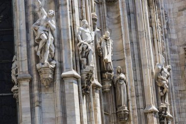 6 HAZİRAN 2018, MİLAN, İTALYA: Milano Katedrali 'ni süsleyen azizlerin ve şehitlerin heykelleri (Duomo di Milano) yakın planda çekilir. 
