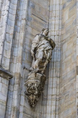 6 HAZİRAN 2018, MİLAN, İTALYA: Milano Katedrali 'ni süsleyen azizlerin ve şehitlerin heykelleri (Duomo di Milano) yakın planda çekilir. 