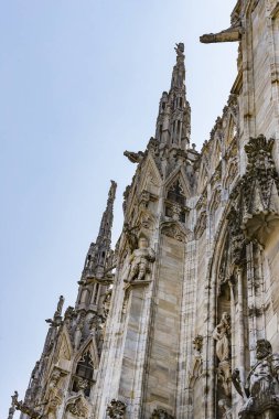 6 HAZİRAN 2018, MİLAN, İTALYA: Milano Katedrali 'ni süsleyen azizlerin ve şehitlerin heykelleri (Duomo di Milano) yakın planda çekilir. 