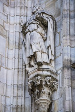 6 HAZİRAN 2018, MİLAN, İTALYA: Milano Katedrali 'ni süsleyen azizlerin ve şehitlerin heykelleri (Duomo di Milano) yakın planda çekilir. 