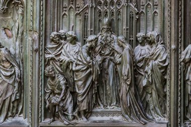 6 HAZİRAN 2018, MİLAN, İTALYA: Milano Katedrali 'ni süsleyen azizlerin ve şehitlerin heykelleri (Duomo di Milano) yakın planda çekilir. 