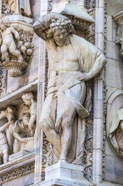 6 HAZİRAN 2018, MİLAN, İTALYA: Milano Katedrali 'ni süsleyen azizlerin ve şehitlerin heykelleri (Duomo di Milano) yakın planda çekilir. 