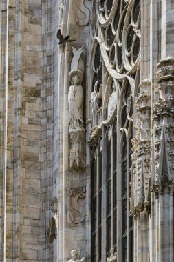 6 HAZİRAN 2018, MİLAN, İTALYA: Milano Katedrali 'ni süsleyen azizlerin ve şehitlerin heykelleri (Duomo di Milano) yakın planda çekilir. 
