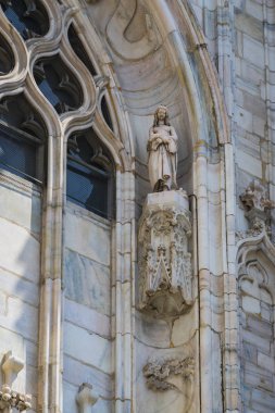 6 HAZİRAN 2018, MİLAN, İTALYA: Milano Katedrali 'ni süsleyen azizlerin ve şehitlerin heykelleri (Duomo di Milano) yakın planda çekilir. 