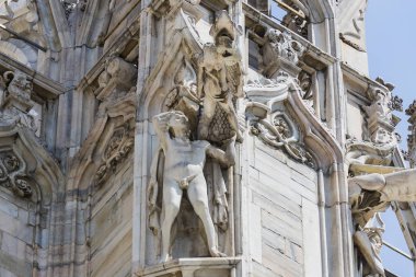 6 HAZİRAN 2018, MİLAN, İTALYA: Milano Katedrali 'ni süsleyen azizlerin ve şehitlerin heykelleri (Duomo di Milano) yakın planda çekilir. 