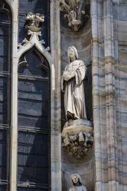 6 HAZİRAN 2018, MİLAN, İTALYA: Milano Katedrali 'ni süsleyen azizlerin ve şehitlerin heykelleri (Duomo di Milano) yakın planda çekilir. 