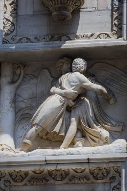 6 HAZİRAN 2018, MİLAN, İTALYA: Milano Katedrali 'ni süsleyen azizlerin ve şehitlerin heykelleri (Duomo di Milano) yakın planda çekilir. 