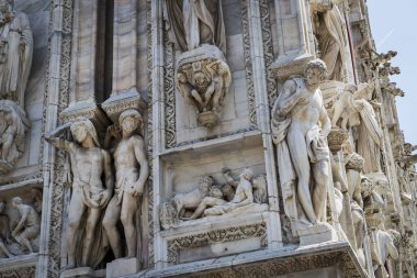 6 HAZİRAN 2018, MİLAN, İTALYA: Milano Katedrali 'ni süsleyen azizlerin ve şehitlerin heykelleri (Duomo di Milano) yakın planda çekilir. 
