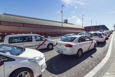 MADRID, SPAIN - 27 Mart 2018: Madrid şehrinin beyaz renkli taksisi şehir sokaklarında. 