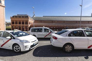MADRID, SPAIN - 27 Mart 2018: Madrid şehrinin beyaz renkli taksisi şehir sokaklarında. 