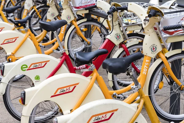 Junio 2018 Milán Italia Alquiler Estacionamiento Bicicletas Placer Ciudad Milán —  Fotos de Stock