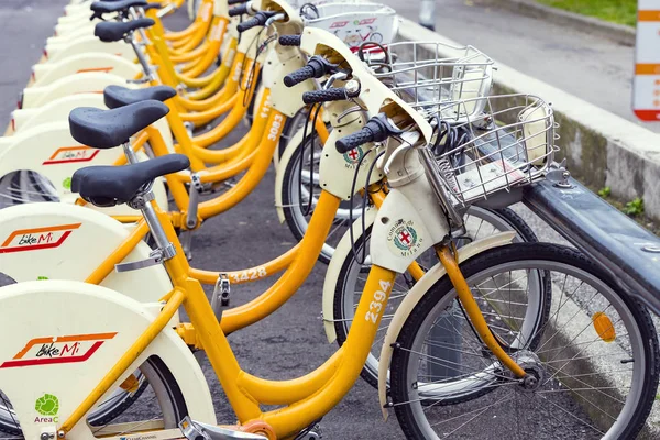 2018年6月4日 意大利米兰 意大利米兰城市游乐自行车的租赁和停车 — 图库照片