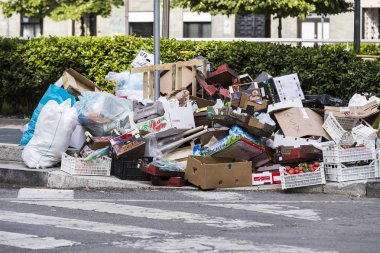 2 HAZİRAN 2018, MİLAN, İTALYA: Milano 'daki sokak pazarının bulunduğu yerde çöp kalıntıları var. 
