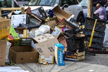 2 HAZİRAN 2018, MİLAN, İTALYA: Milano 'daki sokak pazarının bulunduğu yerde çöp kalıntıları var. 