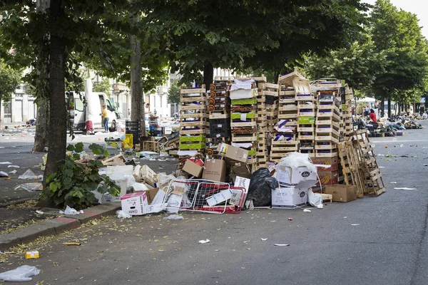 Červen 2018 Milan Itálie Odpadky Zůstávají Ulici Místě Pouličního Trhu — Stock fotografie