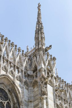 6 HAZİRAN 2018, MİLAN, İTALYA: Milano Katedrali 'ni süsleyen azizlerin ve şehitlerin heykelleri (Duomo di Milano) yakın planda çekilir. 