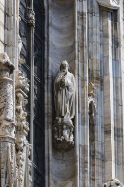 6 HAZİRAN 2018, MİLAN, İTALYA: Milano Katedrali 'ni süsleyen azizlerin ve şehitlerin heykelleri (Duomo di Milano) yakın planda çekilir. 