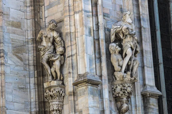 6 HAZİRAN 2018, MİLAN, İTALYA: Milano Katedrali 'ni süsleyen azizlerin ve şehitlerin heykelleri (Duomo di Milano) yakın planda çekilir. 