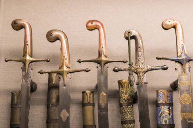 4 Haziran 2018, Milan, İtalya: Poldis Pezzoli Knights'Hall Müzesi Ortaçağ silahlar ve mühimmat ile 