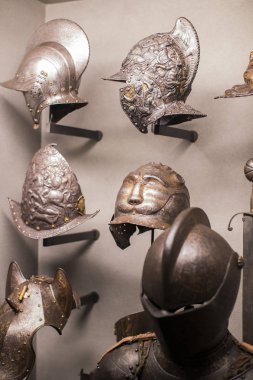 4 Haziran 2018, Milan, İtalya: Poldis Pezzoli Knights'Hall Müzesi Ortaçağ silahlar ve mühimmat ile 