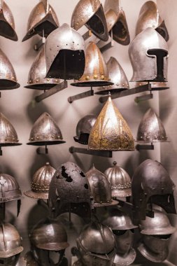 4 Haziran 2018, Milan, İtalya: Poldis Pezzoli Knights'Hall Müzesi Ortaçağ silahlar ve mühimmat ile 