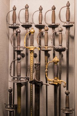 4 Haziran 2018, Milan, İtalya: Poldis Pezzoli Knights'Hall Müzesi Ortaçağ silahlar ve mühimmat ile 