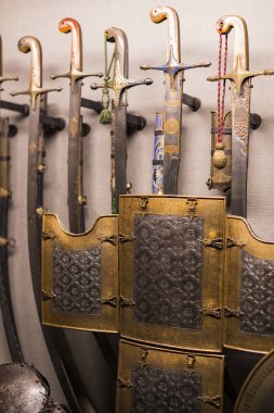 4 Haziran 2018, Milan, İtalya: Poldis Pezzoli Knights'Hall Müzesi Ortaçağ silahlar ve mühimmat ile 