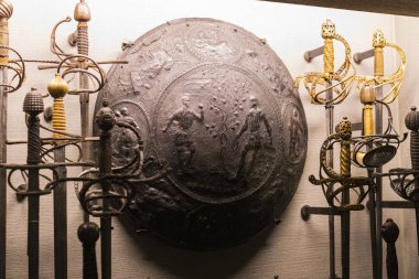 4 Haziran 2018, Milan, İtalya: Poldis Pezzoli Knights'Hall Müzesi Ortaçağ silahlar ve mühimmat ile 