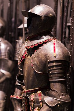 4 Haziran 2018, Milan, İtalya: Poldis Pezzoli Knights'Hall Müzesi Ortaçağ silahlar ve mühimmat ile 