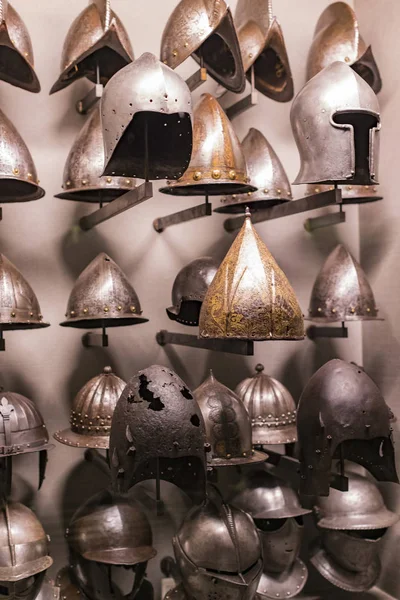 4 Haziran 2018, Milan, İtalya: Poldis Pezzoli Knights'Hall Müzesi Ortaçağ silahlar ve mühimmat ile 