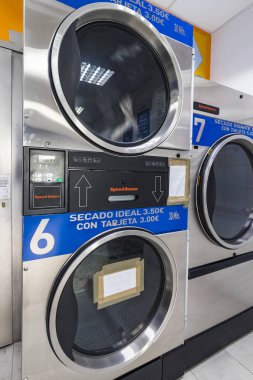 Madrid, İspanya - 27 Mart, 2018: bir sokakta Madrid şehir için mashinam ile ortak Çamaşırhane. 