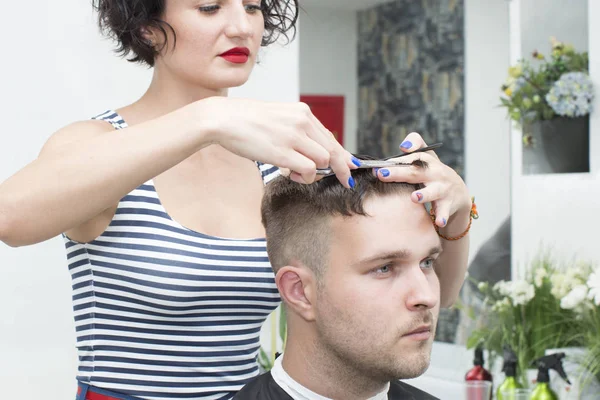 Woman Haircuts Young Guy Hairdresser — Stockfoto