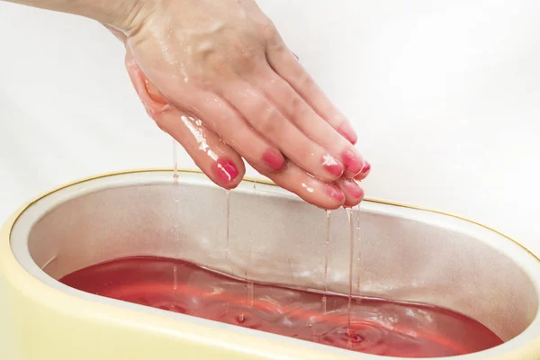 美容院女性手的石蜡治疗方法 — 图库照片